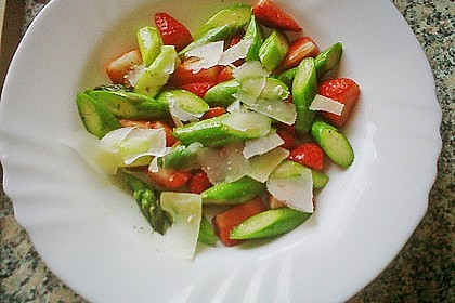 Gr&uuml;ner Spargelsalat mit frischen Erdbeeren