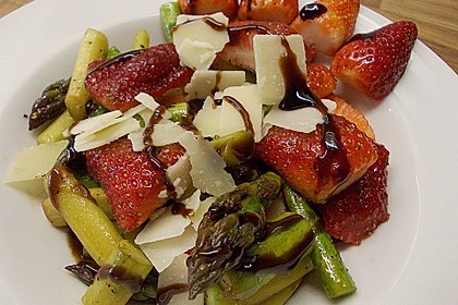 Gr&uuml;ner Spargelsalat mit frischen Erdbeeren 1