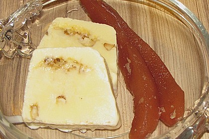 Peccorino-Parfait mit Walnusskrokant und Portwein-Birne