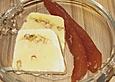 Peccorino-Parfait mit Walnusskrokant und Portwein-Birne