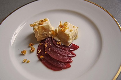 Peccorino-Parfait mit Walnusskrokant und Portwein-Birne 1