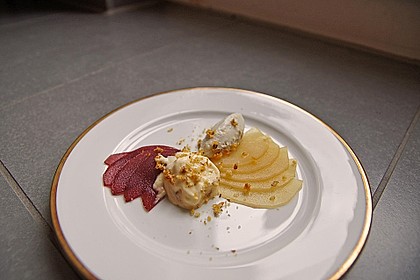 Peccorino-Parfait mit Walnusskrokant und Portwein-Birne 2
