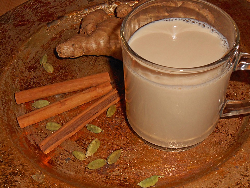 Indischer Gewürztee aus Milch, schwarzem Tee und Gewürzen