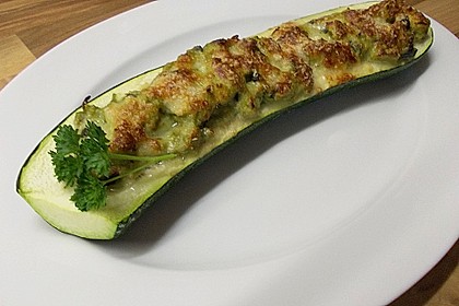 Zucchini gef&uuml;llt mit Avocado und Pistazien &agrave; la Fusia