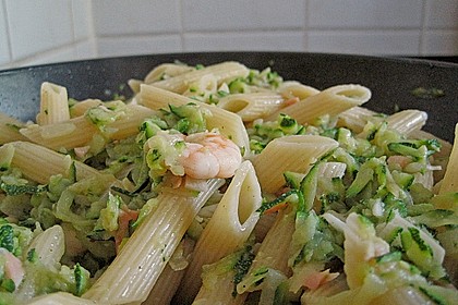 Italienische Penne mit Zucchini, Garnelen und R&auml;ucherlachs