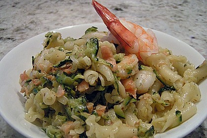 Italienische Penne mit Zucchini, Garnelen und R&auml;ucherlachs 1