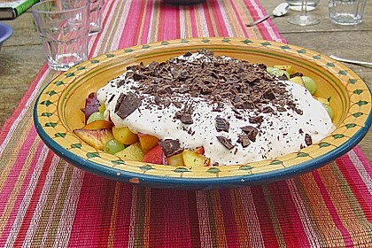 Stracciatellajoghurt auf Obstsalat