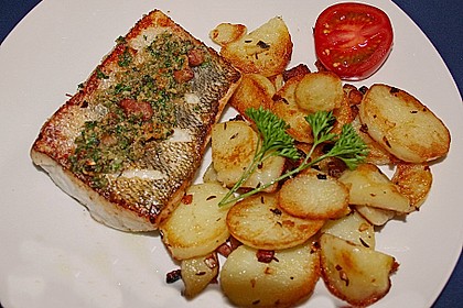 Zander mit Speck-Thymiankruste und Bratkartoffeln