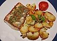 Zander mit Speck-Thymiankruste und Bratkartoffeln