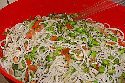 Asiatischer Nudelsalat mit Sojabohnen