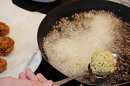 Falafel mit Tahini-Sauce 12