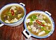 Milde thail&auml;ndische Suppe mit Tofu und Schweinefleischb&auml;llchen