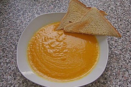 S&uuml;&szlig;kartoffelsuppe mit Kokos und Chili