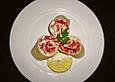Cr&ecirc;pesr&ouml;llchen mit R&auml;ucherlachs und Wasabicreme