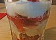 Amarettodessert mit frischen Erdbeeren