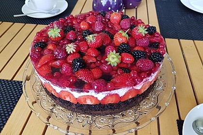 Brownie-Torte mit Beeren
