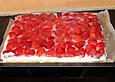 Erdbeer-Mango-Torte mit gehackten Pistazien