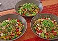 Gemischter Salat mit warmen Champignons und Honig-Senf-Vinaigrette