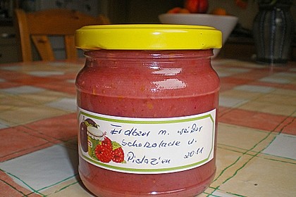 Erdbeer-Fruchtaufstrich mit wei&szlig;er Schokolade und Pistazien
