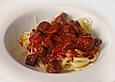 Tomaten-Rotwein-Sauce und Rinderfiletstreifen und Rosmarin