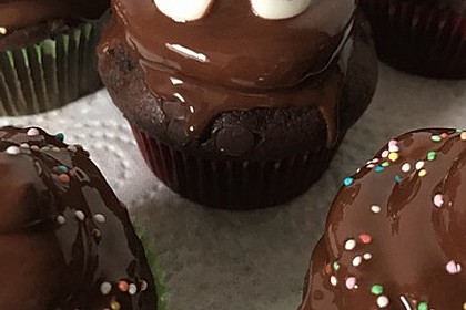 Schokoladenmuffins mit einem Marshmallowhut 36