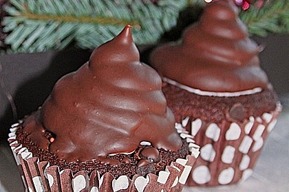 Schokoladenmuffins mit einem Marshmallowhut 38