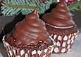 Schokoladenmuffins mit einem Marshmellowhut