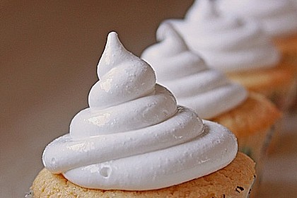 Schokoladenmuffins mit einem Marshmallowhut 2