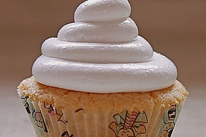 Schokoladenmuffins mit einem Marshmallowhut 1