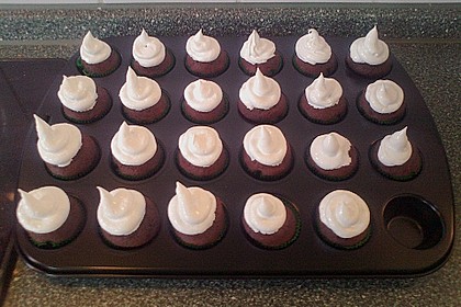 Schokoladenmuffins mit einem Marshmallowhut 94