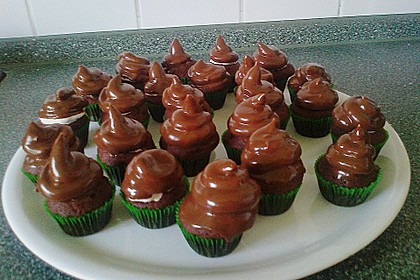 Schokoladenmuffins mit einem Marshmallowhut 81