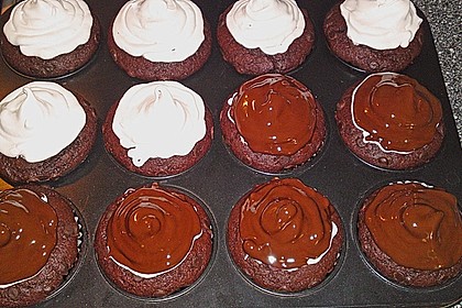 Schokoladenmuffins mit einem Marshmallowhut 111