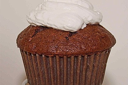 Schokoladenmuffins mit einem Marshmallowhut 52