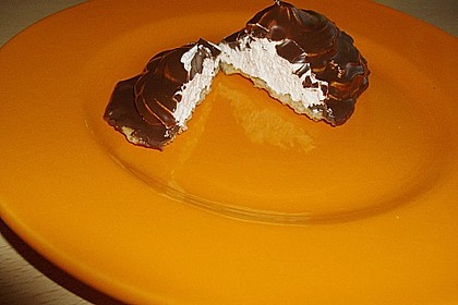 Schokoladenmuffins mit einem Marshmallowhut 116