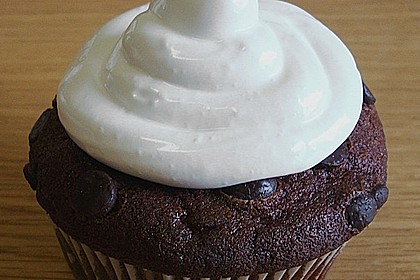 Schokoladenmuffins mit einem Marshmallowhut 62