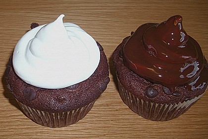 Schokoladenmuffins mit einem Marshmallowhut 77