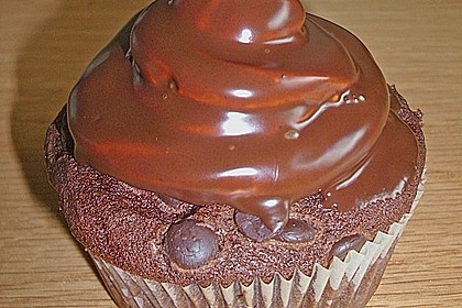 Schokoladenmuffins mit einem Marshmallowhut 46