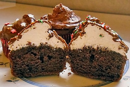 Schokoladenmuffins mit einem Marshmallowhut 40
