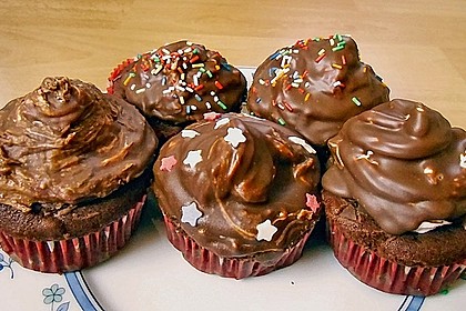 Schokoladenmuffins mit einem Marshmallowhut 113