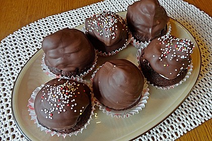 Schokoladenmuffins mit einem Marshmallowhut 76