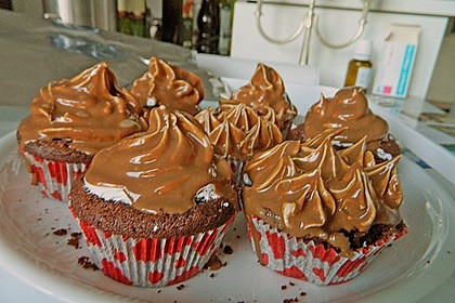 Schokoladenmuffins mit einem Marshmallowhut 83