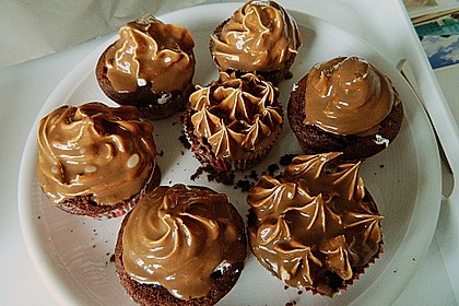 Schokoladenmuffins mit einem Marshmallowhut 104