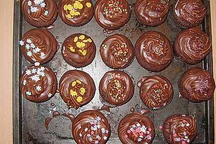 Schokoladenmuffins mit einem Marshmallowhut 112