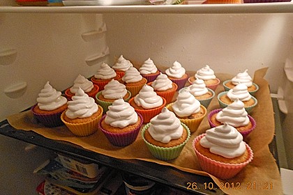 Schokoladenmuffins mit einem Marshmallowhut 37
