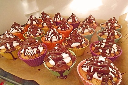 Schokoladenmuffins mit einem Marshmallowhut 115