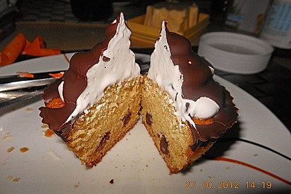 Schokoladenmuffins mit einem Marshmallowhut 79