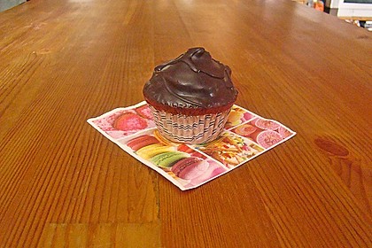Schokoladenmuffins mit einem Marshmallowhut 105