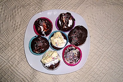 Schokoladenmuffins mit einem Marshmallowhut 117