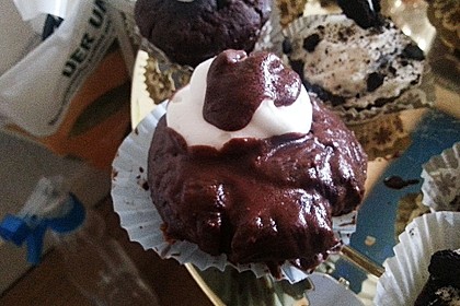 Schokoladenmuffins mit einem Marshmallowhut 119