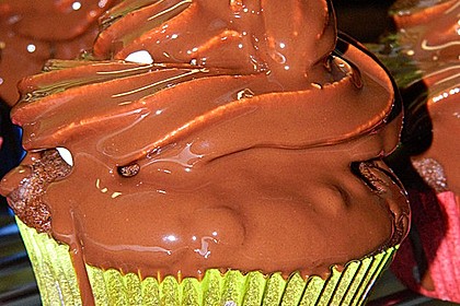 Schokoladenmuffins mit einem Marshmallowhut 50